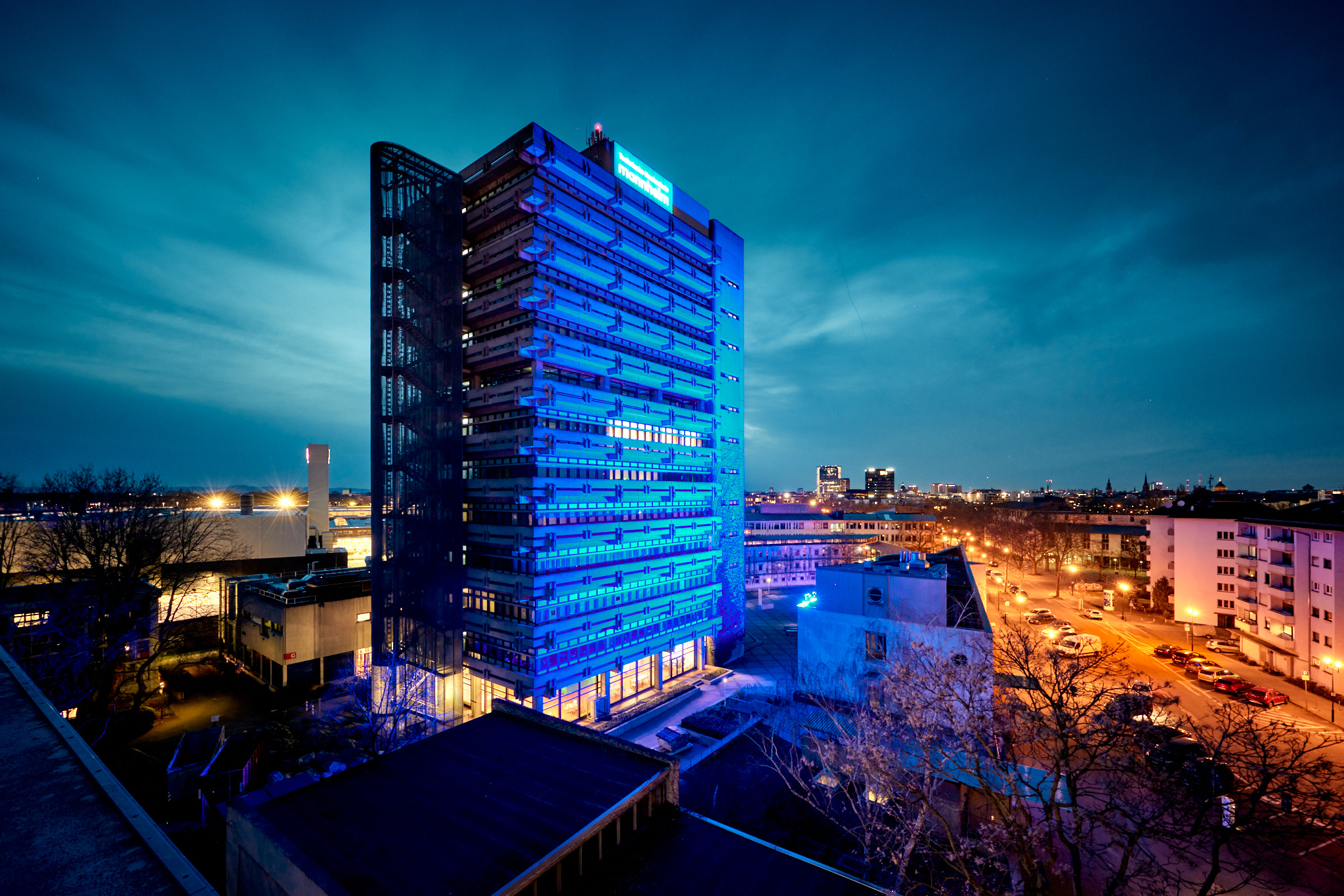 Bild vom beleuchteten Hochhaus. Foto: Rainer Diehl